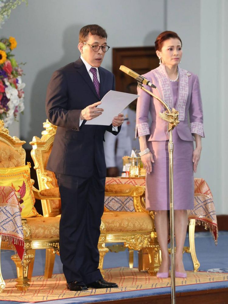 泰王为王后甜蜜庆生感情火热 苏提达紫衣造型美过王妃诗妮娜