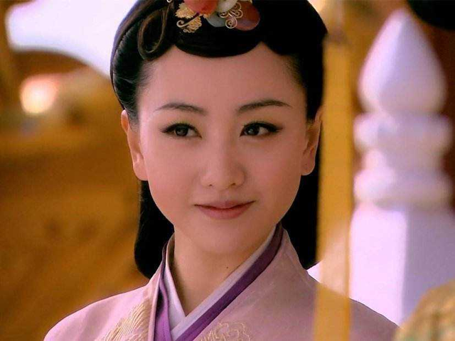 杨蓉是一个典型的"古典美人,自出道以来,演出了很多古装剧,古装扮相