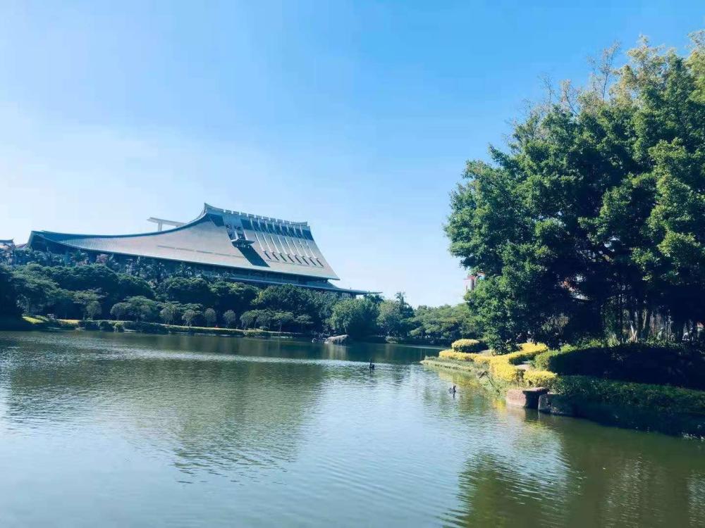 位于芙蓉湖畔厦门大学音乐厅