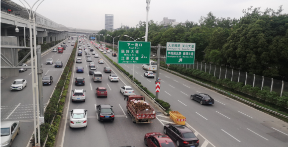 武汉三环线不堪重负 市民盼早日实现"客货分离"