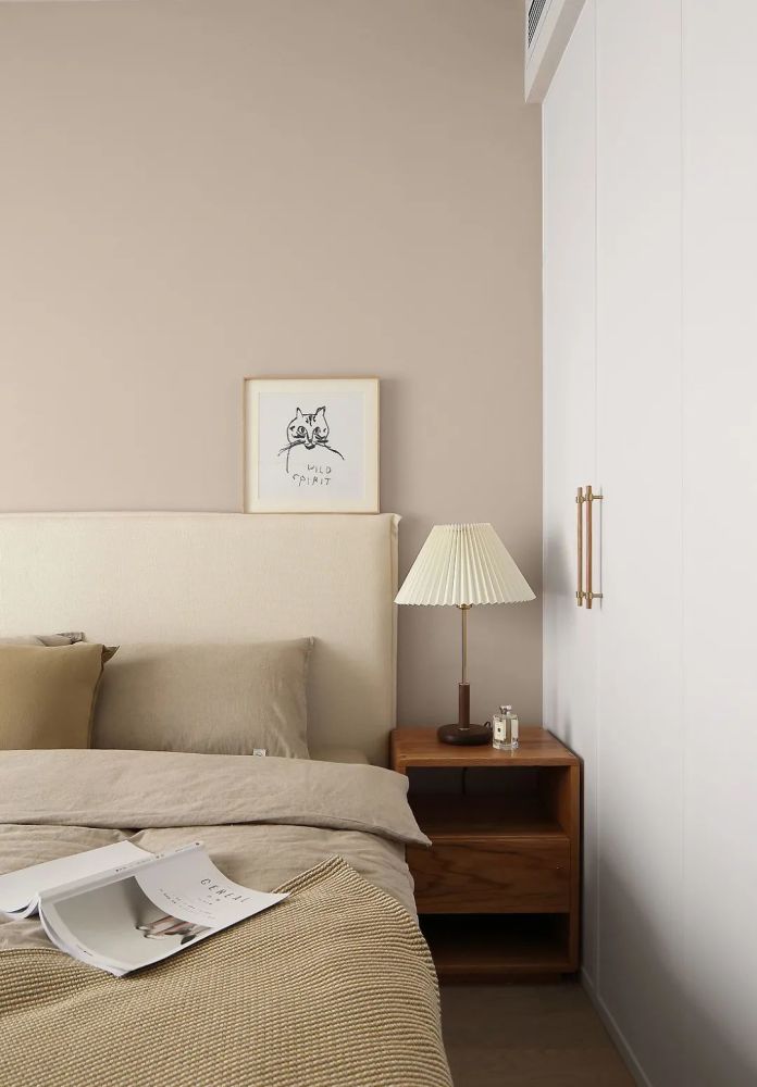 床头背景墙,奶咖色与奶白色的床头上下形成拼色设计,使空间更为整体