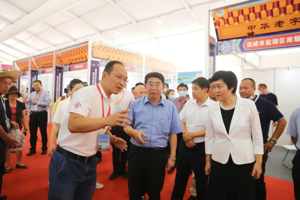 万宁市政府副市长季浩向海南省副省长王路,海南省旅文厅厅长孙颖等