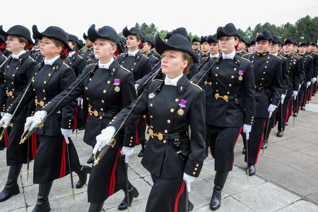 英姿飒爽,军花灿烂—世界各国女兵巡礼