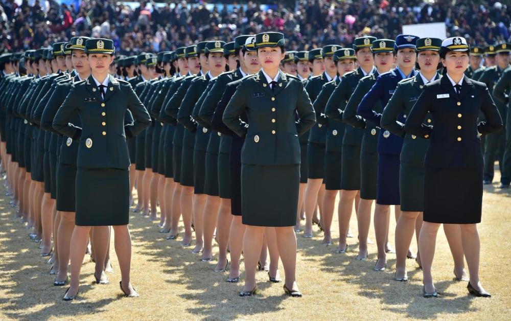 2019年韩国军队中的女兵人数为 12,602 人,占总兵力的 6.