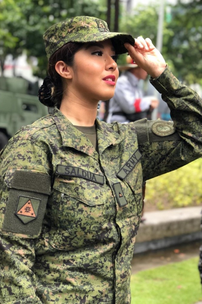 英姿飒爽,军花灿烂—世界各国女兵巡礼