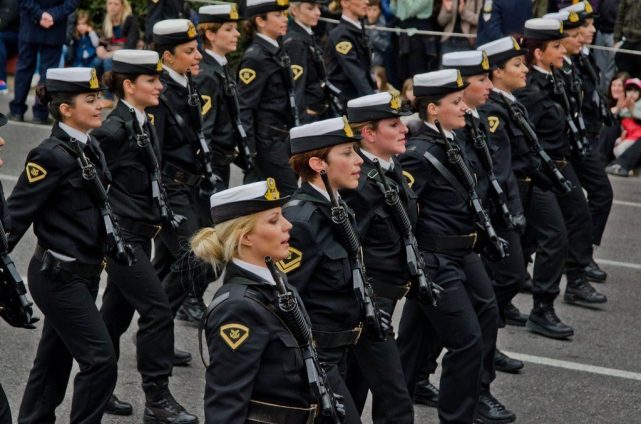 英姿飒爽,军花灿烂—世界各国女兵巡礼