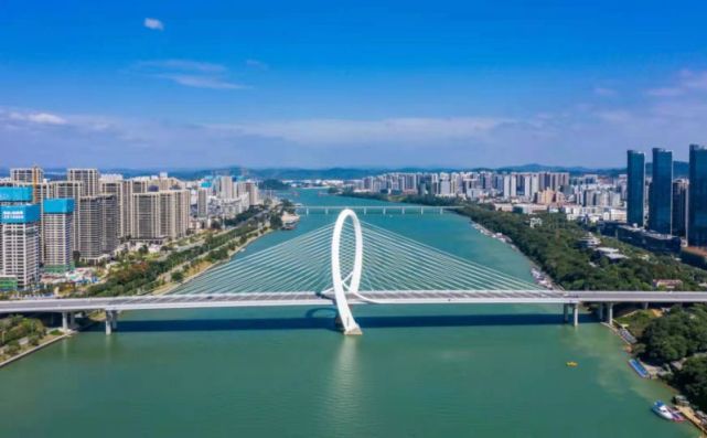 按照规划,凤凰岭大桥将在今年建成,建成后将成为世界上最大的风雨桥.