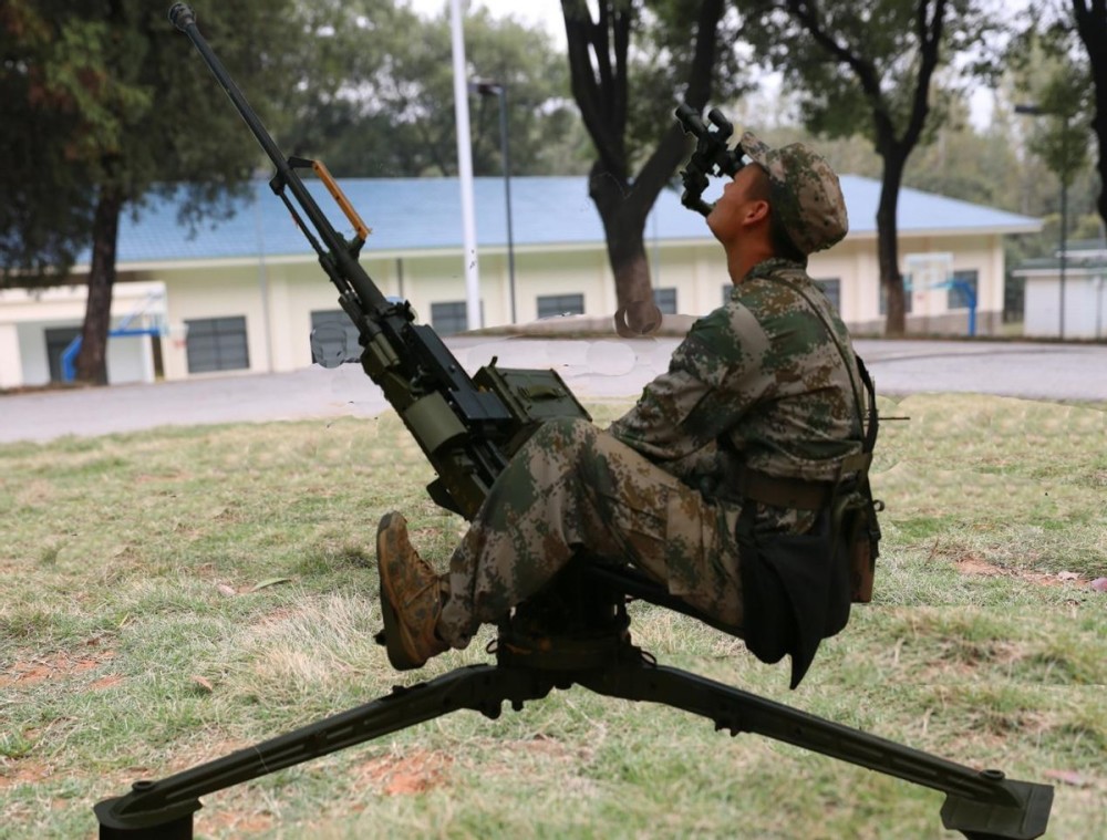 02式高射机枪,射击方式最被外界熟知,需要坐在枪上射击