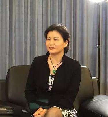 先嫁老板后嫁司机的周群飞,靠"一块玻璃"赚427亿成湖南女首富