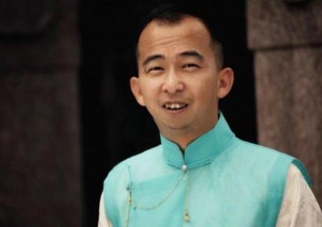 "丑星"巨兴茂:从最丑配角逆袭成百亿导演,娶娇妻执导网剧鼻祖