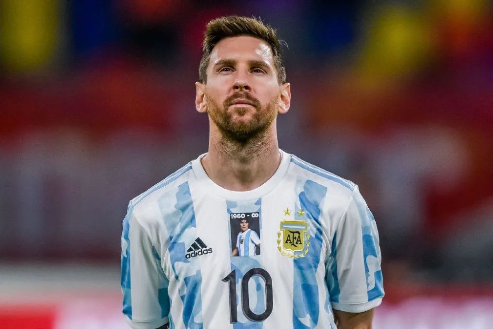 致敬传奇!阿根廷球衣胸前印老马照片,梅西点射破队史纪录