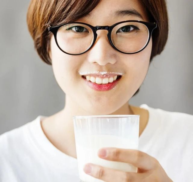 为什么中医不建议女性每天喝牛奶?有什么道理?女生进来了解一下