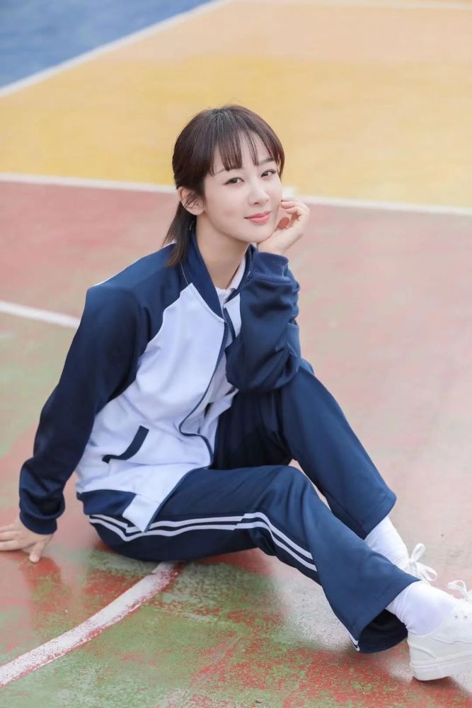 女明星穿上校服后,总算明白是谁在祸害未来的花朵_腾讯新闻