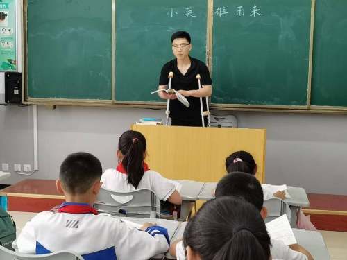 年龄:28岁职业:即墨区大金家小学老师宋福祥人 物 名 片近日,青岛市"