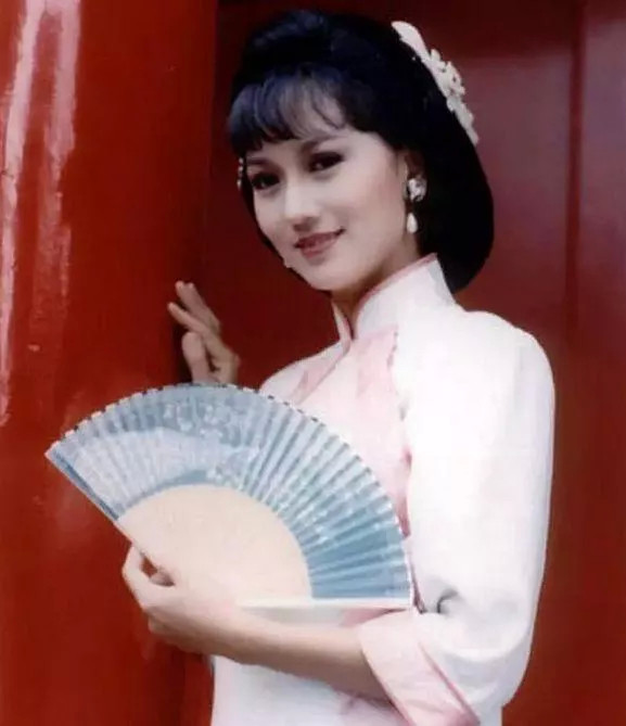 年轻时的赵雅芝真的可以用 美到惊艳来形容,而且回看她那些美到窒息的