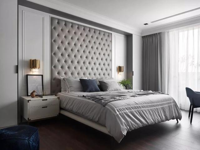 主卧室以灰色为主,大面积的落地窗增加整屋的采光,床尾靠窗位置的