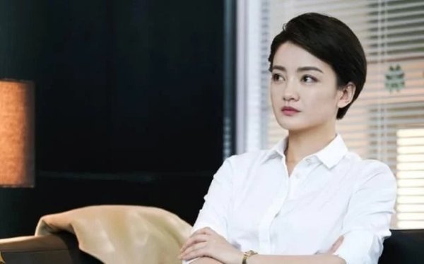 朱杰竟是胡歌同班同学,为何出道14年0绯闻?看看老公是谁就懂了