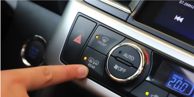 大部分车型都会把后视镜加热和后挡风玻璃除雾功能合并在一个按键上