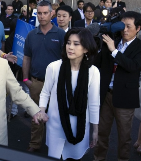 她25岁下嫁穷保镖,却被勒索8000万离婚费,李富真:这波