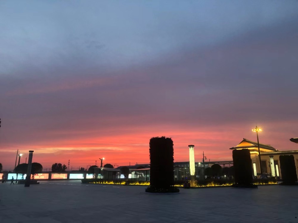 城市黄昏时的夜景