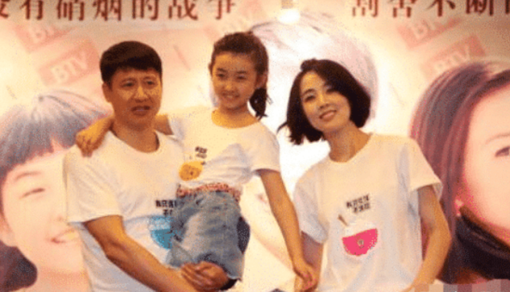 张子枫小时候怎么走红毯?冯小刚牵着,张国强抱着,陈道明太宠