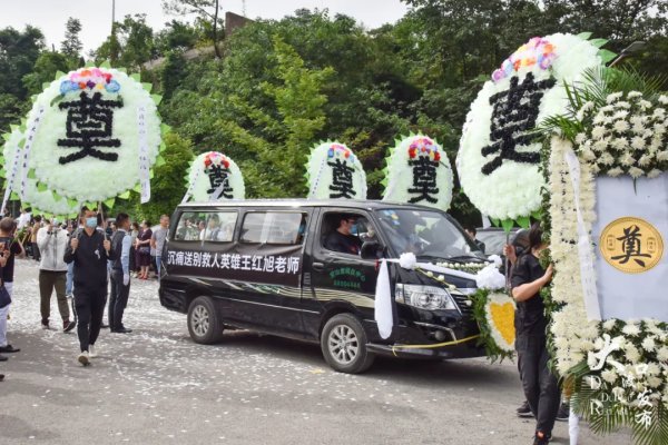 警车开道重庆数千名群众自发送别救人英雄王红旭老师