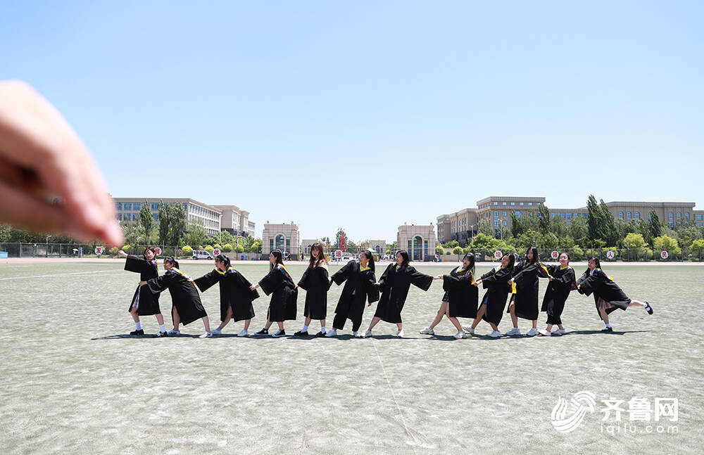 德州大学生创意毕业照致青春 三个宿舍12位"女主"全部
