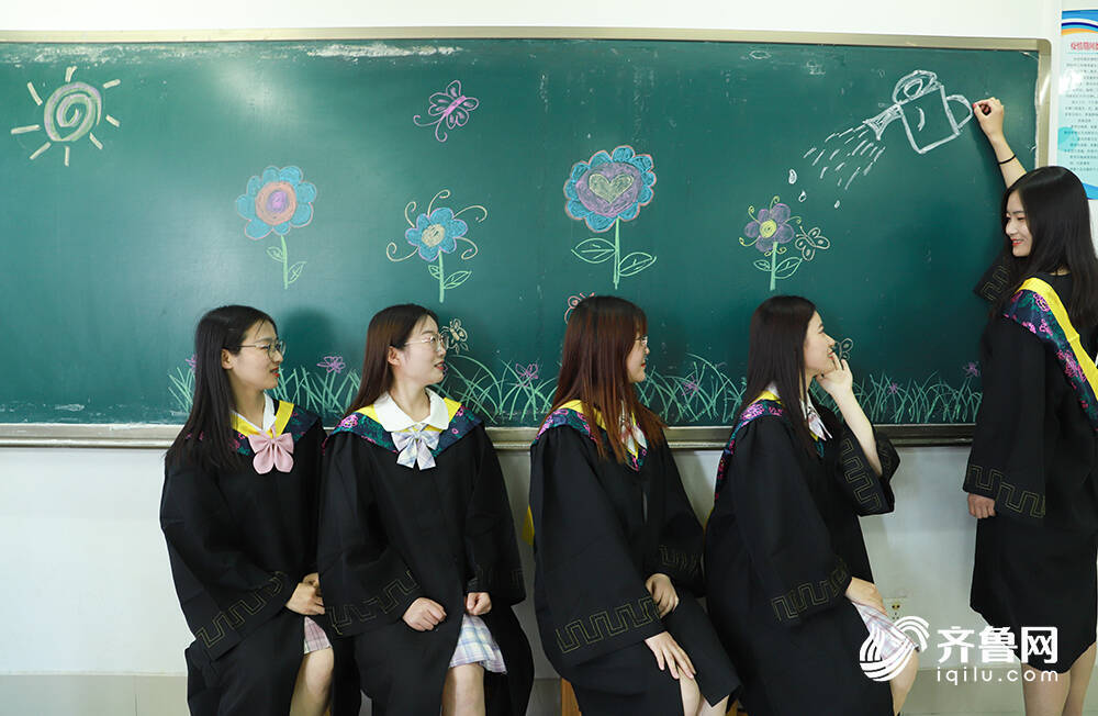 德州大学生创意毕业照致青春 三个宿舍12位"女主"全部