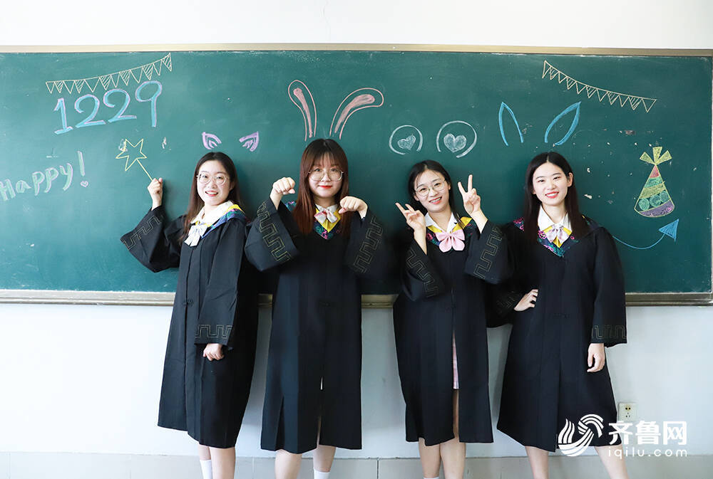 德州大学生创意毕业照致青春 三个宿舍12位"女主"全部上研(图)
