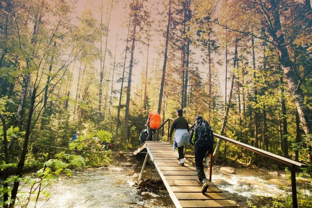 中国徒步游人口占总人口4% 《山地旅游徒步指南》发布