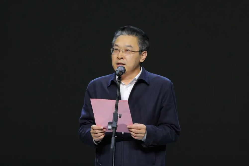 郭吉安发表了热情洋溢的致辞,他指出《雪域天路》是一部以青藏铁路