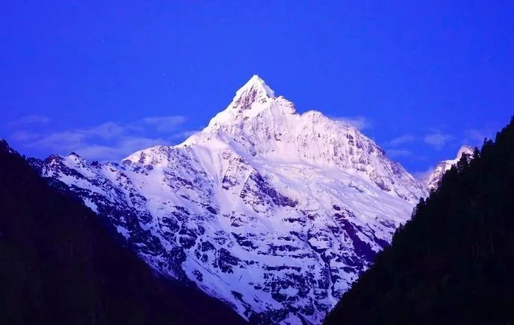 梅里雪山,世界上最美丽的雪山之一.