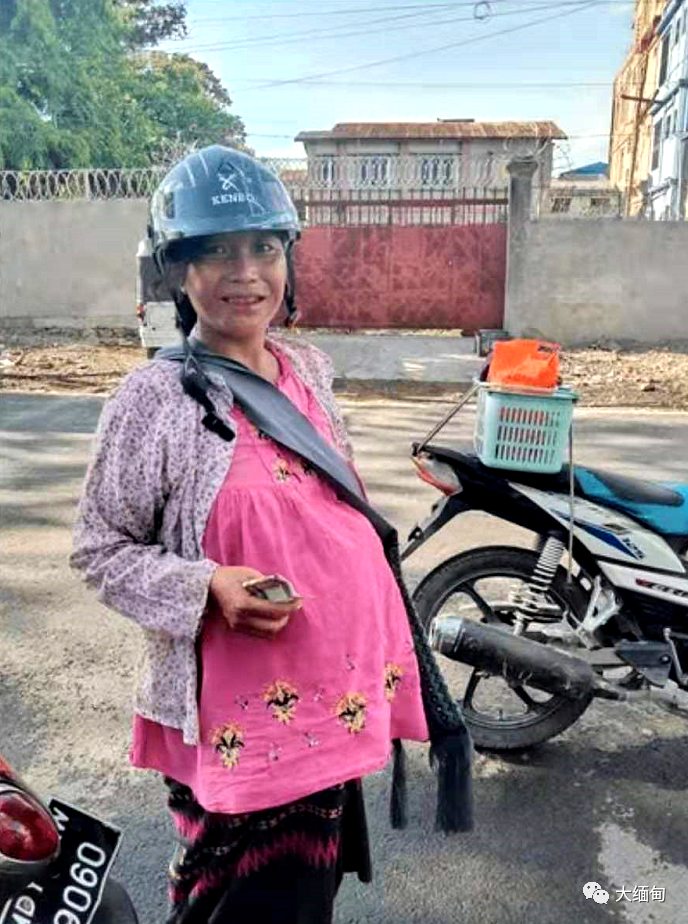 缅甸曼德勒一名孕妇即将临产,还在街上卖花维持全家生计