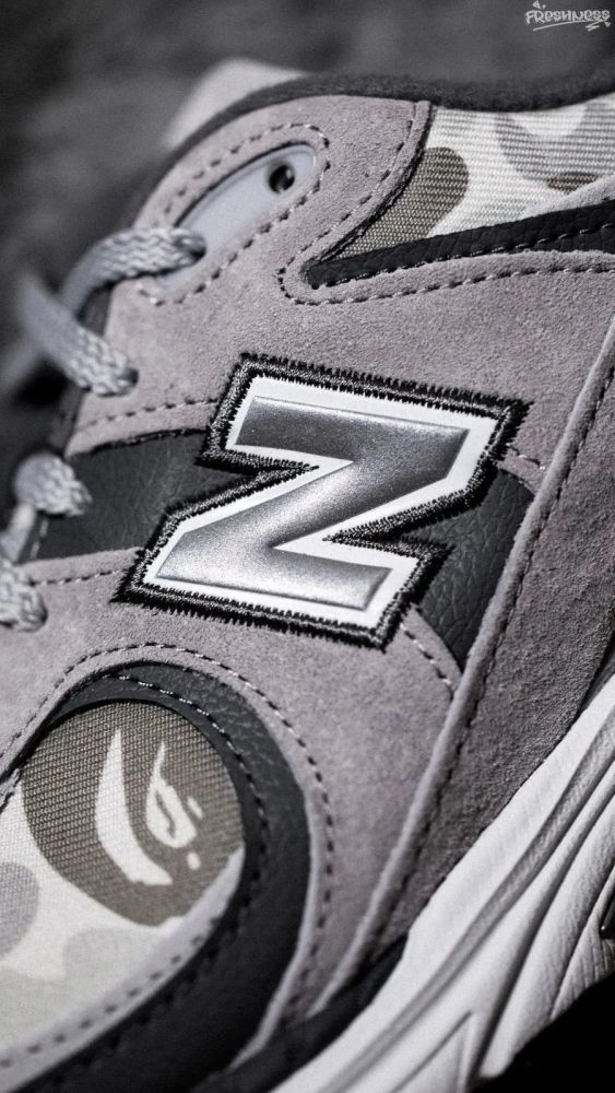 bape与new balance的 猿分 ,就用这双2002r打开吧.