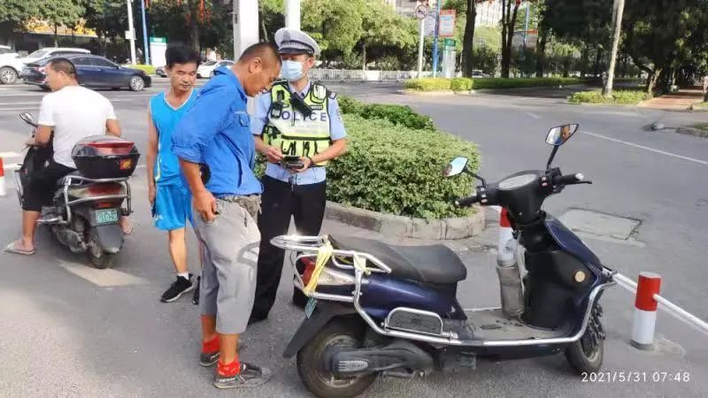 对其中涉嫌电动摩托车无证驾驶,电动车假牌套牌的车辆依法暂扣,并要求