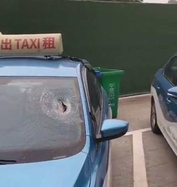 【随拍】为啥 要砸出租车?