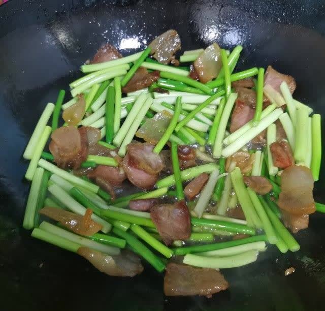 腊肉炒蒜苗,经典搭配,鲜香下饭