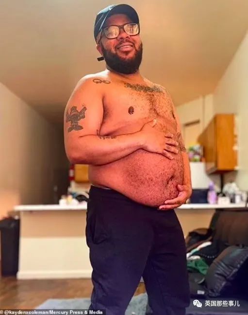 一个大肚子的汉子,路人都以为他是啤酒肚,其实他是在