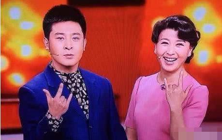 和孙涛是大学同班同学,都毕业于解放军艺术学院,而且他的老婆颜值非常
