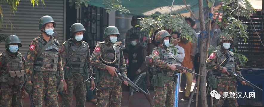 周四晚上,缅甸军政府军在仰光南奥卡拉帕镇的一个居民区突袭中射杀了