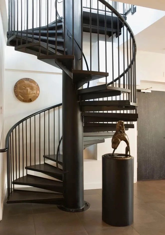 标准的中柱式钢结构旋转楼梯因其占用空间小而被广泛应用.