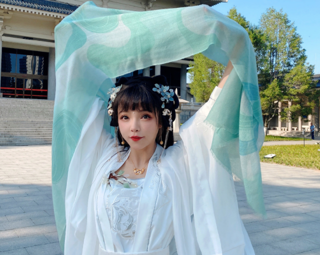 谢安然秀出大妈拍照同款姿势
