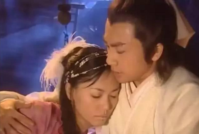生了一个儿子张无忌;倚天剑成就了明教杨逍和峨嵋派纪晓芙的姻缘,生了