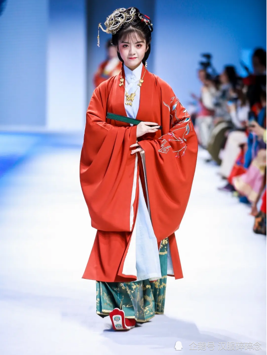 00后汉服模特走红戏曲与汉服结合顾盼生辉四月也太美了吧