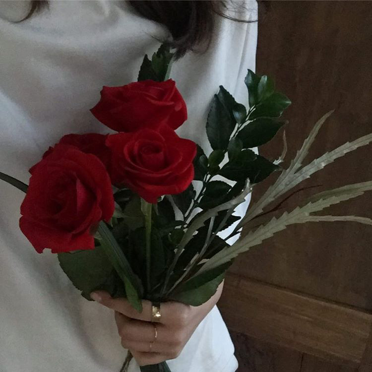 "总有一天/有个人手捧鲜花/只为你而来"