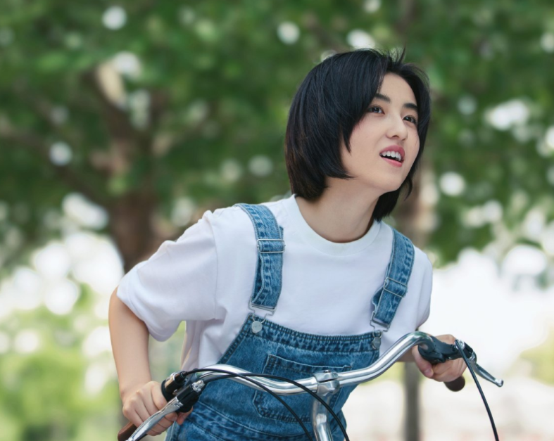 张子枫毕业视频同学录,热血青春的棒球服,这才是少女的状态