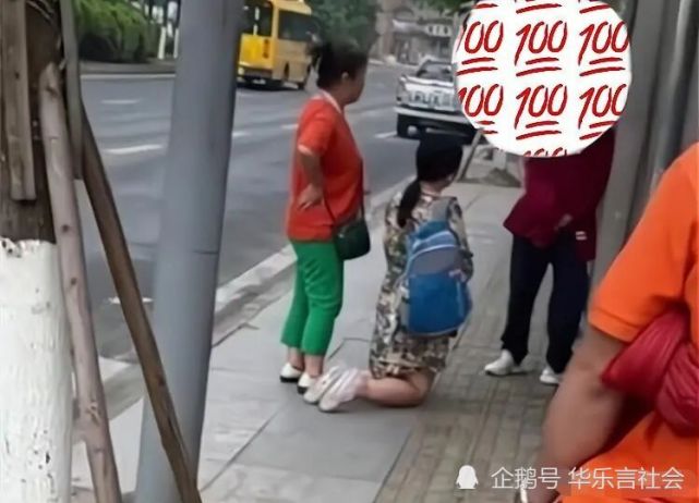四川一女子当街给孩子下跪,求孩子去上学,孩子面无表情无动于衷