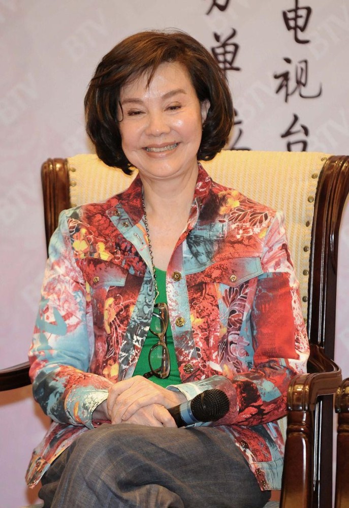 70 归亚蕾优雅老去,一头浓密卷发配印花衬衫,气度自如有风骨