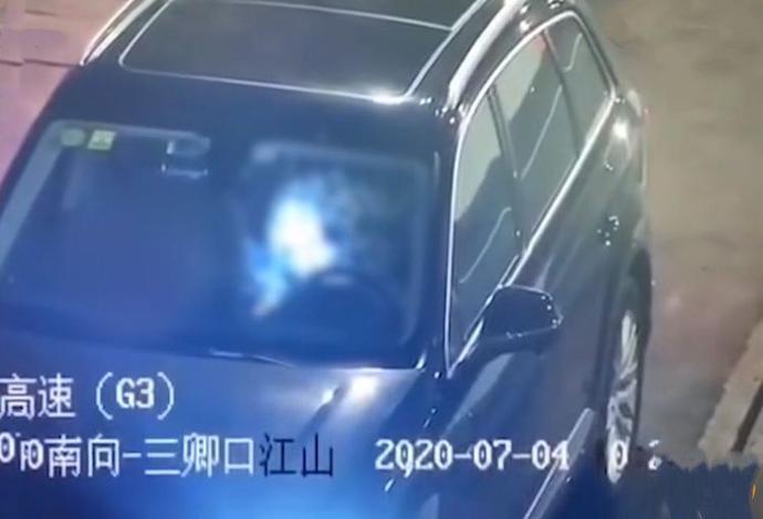 男女高速应急车道上"车震",监控拍下全过程,交管部门已介入