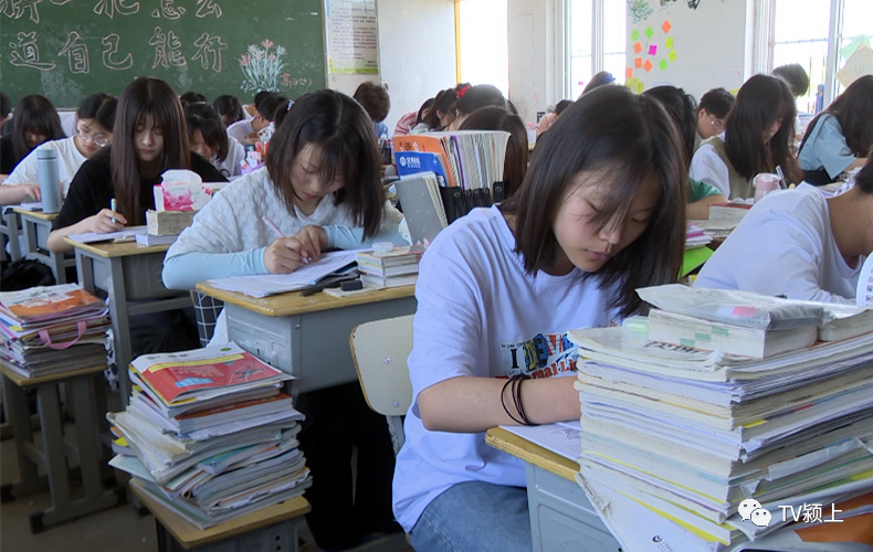 高过头顶的书 一沓沓的试卷 埋头苦读的高三学子 仍在座位前认真努力